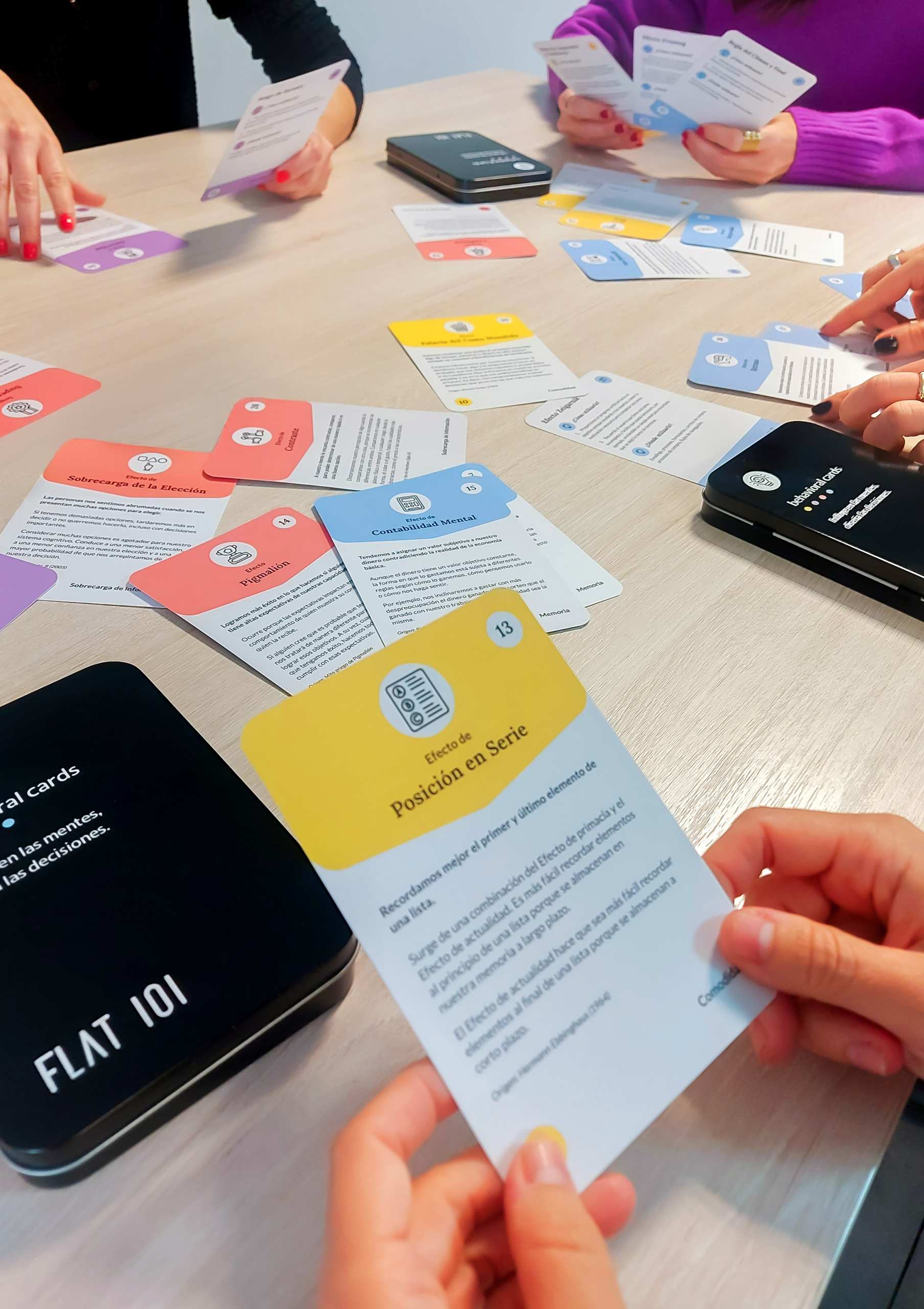 Imagen Cards sobre mesa